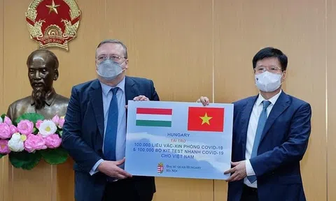Việt Nam tiếp nhận 100.000 liều vaccine COVID-19 từ Chính phủ Hungary