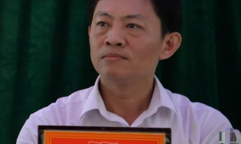 Chủ tịch thị xã giúp dân đi kiện