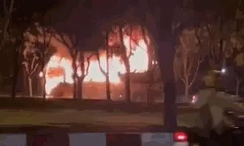 CLIP: Xe khách bất ngờ bốc cháy, tài xế may mắn thoát nạn