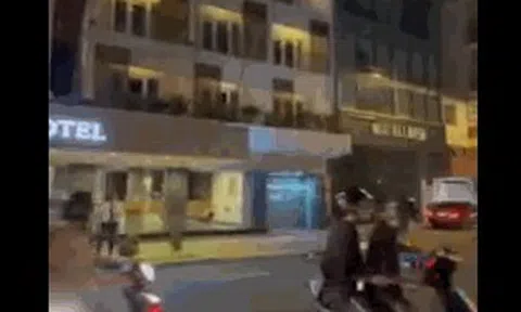 CLIP: Người phụ nữ ném đồ từ tầng cao khách sạn xuống đường ở quận 1 - TP HCM