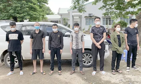 Bắt quả tang nhóm người lạ làm chuyện mờ ám ở biên giới