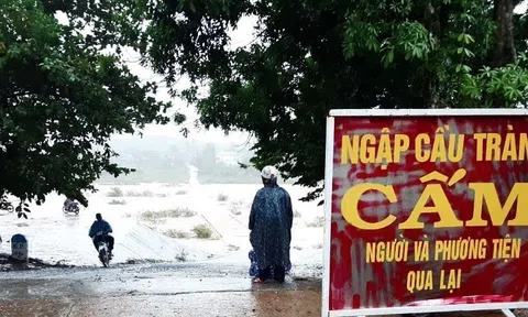 Xe tải băng qua cầu tràn bị nước cuốn, 2 người mất tích