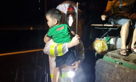 CSGT Quảng Nam "giải cứu" hàng chục người kẹt giữa dòng nước lũ