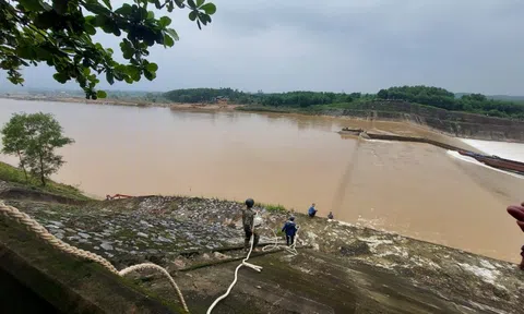 Tàu chở cán bộ Sở GTVT Quảng Trị gặp sự cố, 1 chủ doanh nghiệp bị nước cuốn mất tích