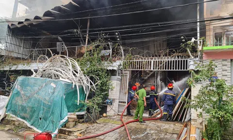 TP HCM: Một kho hàng bị "nuốt chửng" lúc rạng sáng, cả khu dân cư náo loạn