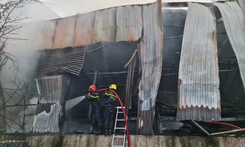 Vụ nhà kho bị "nuốt chửng": Phát ra nhiều tiếng nổ trước đó!