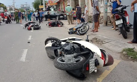 Ôtô bất ngờ tông hàng loạt xe máy