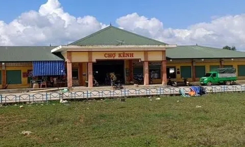 Buộc thôi việc phó ban quản lý chợ vì "ưu ái" người nhà tiêm vắc-xin Covid-19