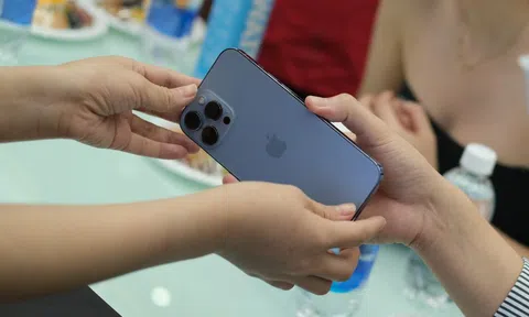 Đầu cơ iPhone 13 chính hãng thu lời 2-5 triệu đồng/máy