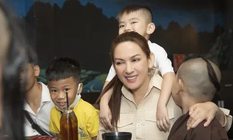 "Nếu giới showbiz này có nhiều người tâm thiện như Phi Nhung thì yêu thương sẽ nhiều hơn"