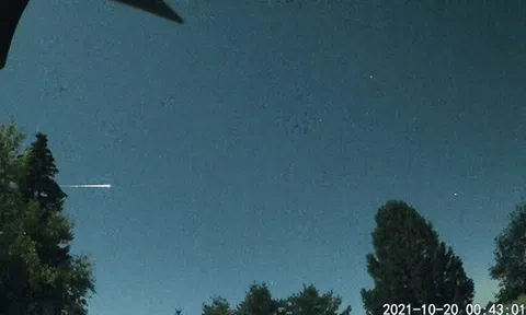 Phóng thất bại, vệ tinh Nga biến thành quả cầu lửa bay ngang bầu trời nước Mỹ