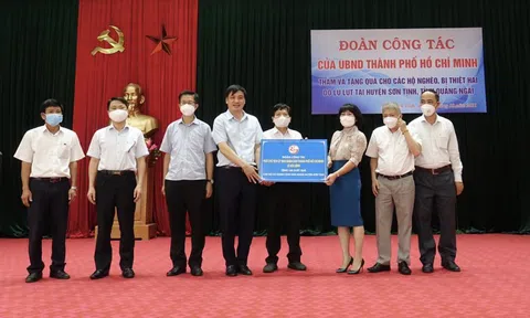 Đoàn công tác Thành ủy TP HCM thăm, tặng quà cho người dân Quảng Ngãi