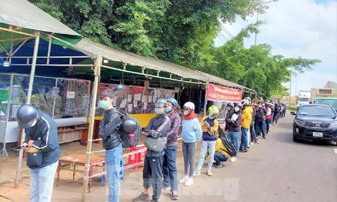 Đoàn người xếp hàng chờ khai báo y tế để trở lại các tỉnh phía Nam