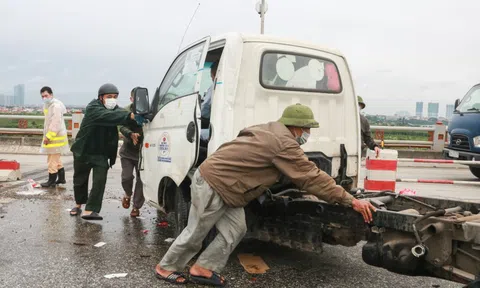 Hà Nội: 4 xe ô tô tông liên hoàn, cầu Thanh Trì ùn tắc 15km