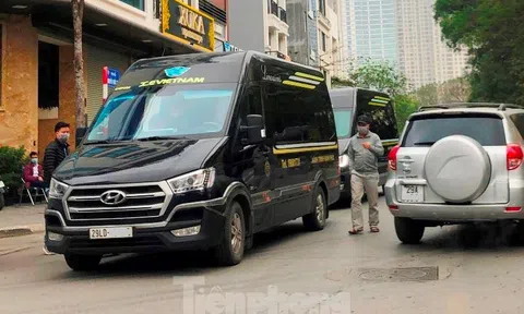 Xe hợp đồng vô tư hoạt động 'chui' trên nhiều địa bàn Hà Nội