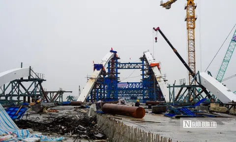 Gấp rút thi công cầu vượt sông Lạch Tray gần 2.300 tỷ đồng