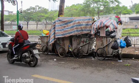 Nhiều tuyến phố Hà Nội ùn ứ, chất đầy rác thải
