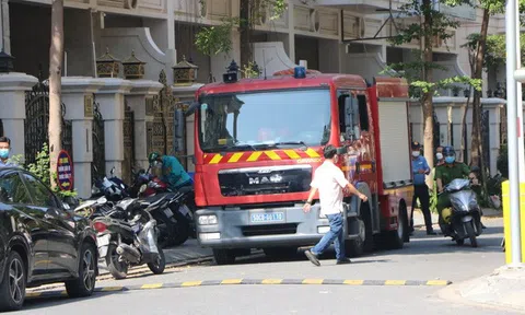 Kho thiết bị nằm sát vách ngân hàng cháy dữ dội, nhiều người hoảng loạn tháo chạy