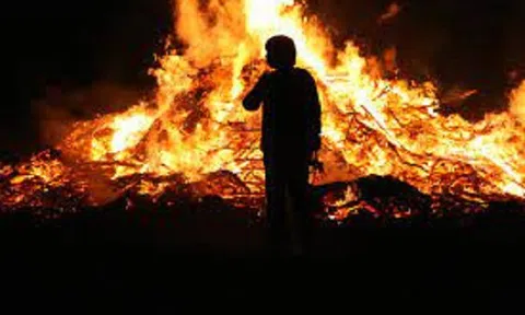 Nóng giận khi cãi nhau, chồng đổ xăng đốt phòng ngủ của vợ và 2 con gái