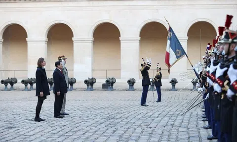 Lễ đón chính thức Thủ tướng Phạm Minh Chính thăm Cộng hòa Pháp