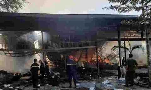 Một nhà xưởng bốc cháy dữ dội ở Củ Chi - TP HCM