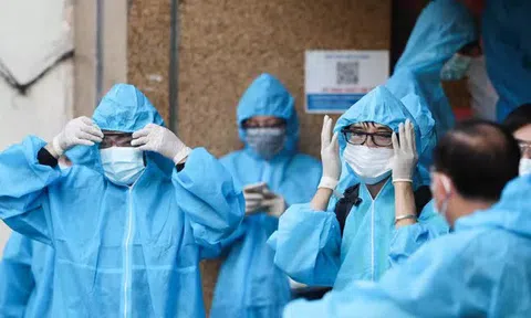 CLIP: Đưa hàng chục nhân viên Nhà xuất bản Tư pháp là F1 đi cách ly tập trung