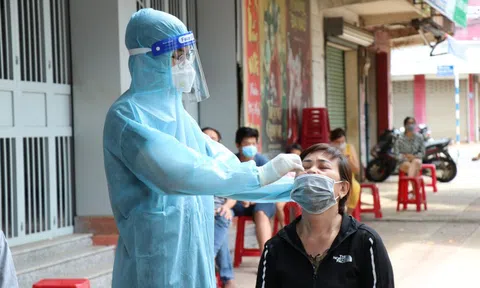 Đắk Lắk: Phát hiện ổ dịch ngoài cộng đồng, 3 cán bộ test nhanh nhiễm SARS-CoV-2