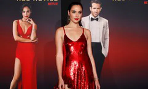 Gal Gadot siêu gợi cảm tái xuất sau 4 tháng sinh con thứ 3