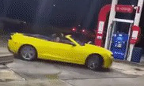 Nữ tài xế lái xe mui trần drift ‘điên cuồng’ tại trạm xăngicon