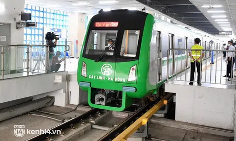Ảnh: Người dân Hà Nội xếp hàng từ sớm, háo hức trải nghiệm chuyến tàu Cát Linh - Hà Đông đầu tiên sau 10 năm chờ đợi