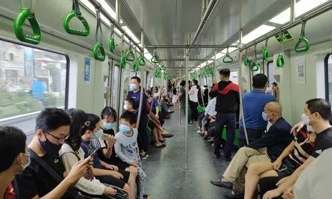 Hàng trăm người dân Hà Nội háo hức đi tàu điện Cát Linh - Hà Đông