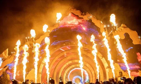 Bạn trai Kylie Jenner bàng hoàng vì đêm nhạc thảm khốc