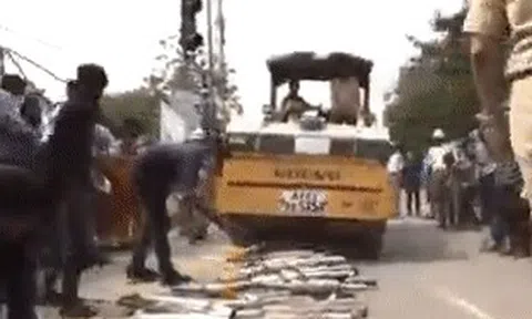 Cảnh sát cho xe lu nghiền nát 1000 pô xe mô tô Royal Enfield độicon