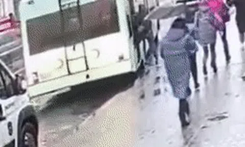 Cô gái trẻ bị cửa xe buýt kẹp chân, lôi đi xềnh xệch trên đườngicon