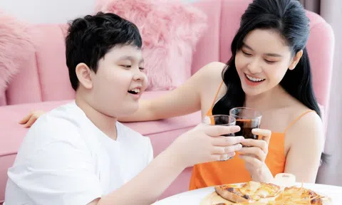 Trương Quỳnh Anh bên con sau 4 tháng xa cách