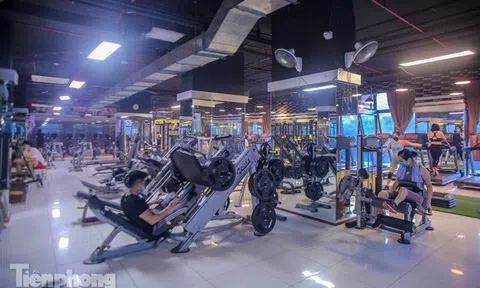 Phòng gym mở lại, người Hà Nội đeo khẩu trang luyện tập