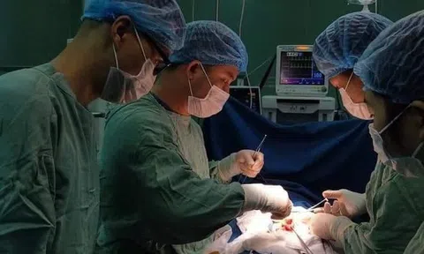 Phẫu thuật lấy gần nửa kg tóc trong dạ dày bé gái 7 tuổi