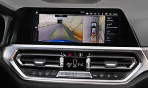 Hàng loạt xe sang BMW bị cắt bỏ màn hình cảm ứng