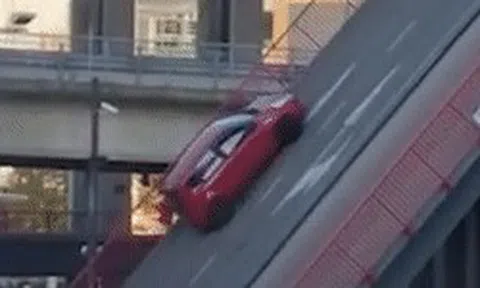 Chiếc hatchback chở gia đình trẻ gặp nạn khi mắc kẹt trên cầu mởicon