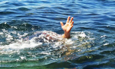 Xuống ao tắm khi đi chơi, 3 học sinh chết đuối