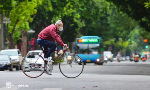 Ảnh: Hà Nội đón không khí lạnh mạnh nhất từ đầu mùa, người dân co ro trong sáng thứ Hai đầu tuần