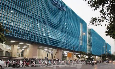 Nhiều bãi trông xe 'lậu' bủa vây ga tàu Cát Linh