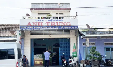 Trao trả gần 5,8 kg vàng tang vật cho vợ chồng bị mất trộm