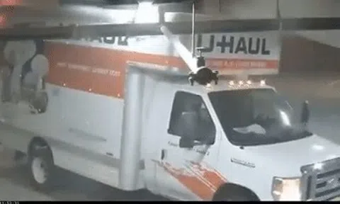 Cố chen hầm chật, xe tải húc vỡ ống nước gây hiện trường tanh bànhicon