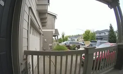 Nữ lái xe bất ngờ chui 'tọt' vào gara nhà hàng xóm, chồng chạy theo bất lựcicon