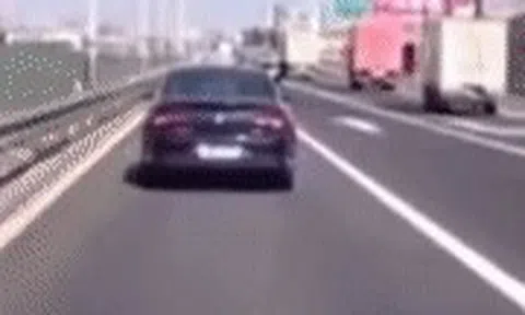 Ô tô chuyển làn ẩu khiến xe khác bị vạ lâyicon