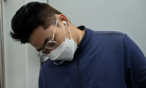 Người dân ngồi tàu Cát Linh - Hà Đông "ngủ gật, uống trà sữa" trong khi đường bộ ùn tắc