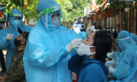 Người chưa tiêm đủ liều vaccine COVID-19 ở vùng dịch về phải cách ly 14 ngày