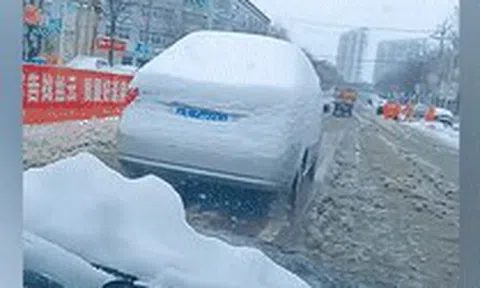 Xe sedan phủ đầy tuyết, tài xế vẫn lái bon bon trên đườngicon