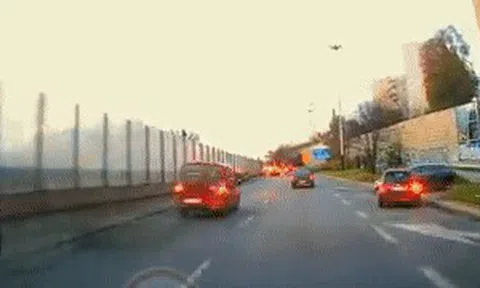 Đâm vào rào chắn cầu vượt, xe chở hàng lộn đầu tóe lửaicon